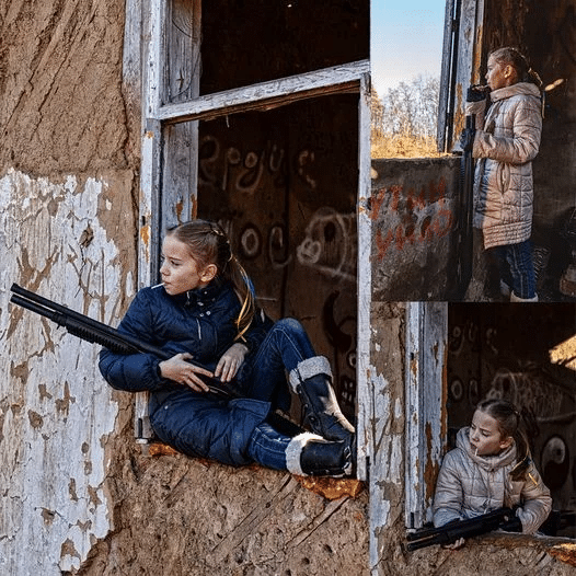 Ουκρανία: Η φωτογραφία νεαρού κοριτσιού με όπλο και γλειφιτζούρι κάνει τον γύρο του κόσμου