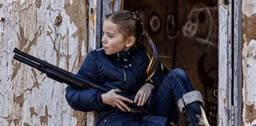 Ουκρανία: Η φωτογραφία νεαρού κοριτσιού με όπλο και γλειφιτζούρι κάνει τον γύρο του κόσμου
