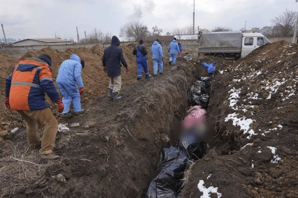 Ουκρανία: Σκληρές εικόνες από τη Μαριούπολη -Θάβουν τους νεκρούς σε ομαδικούς τάφους