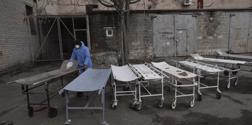 Ουκρανία: Σκληρές εικόνες από τη Μαριούπολη -Θάβουν τους νεκρούς σε ομαδικούς τάφους