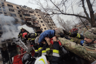 Ουκρανία: Βομβάρδισαν πολυκατοικία εννιά ορόφων στο Κίεβο – Τραγικές εικόνες