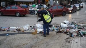 Πατρινό Καρναβάλι τέλος: Η πόλη «αστράφτει» - Νυχθημερόν εργασία από τους δημοτικούς υπαλλήλους - ΦΩΤΟ