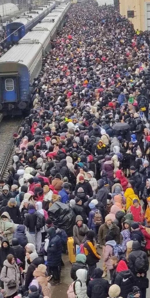 Ουκρανία: Συγκλονίζουν εικόνες με χιλιάδες αμάχους στον σιδηροδρομικό σταθμό του Χάρκοβο ΦΩΤΟ - ΒΙΝΤΕΟ