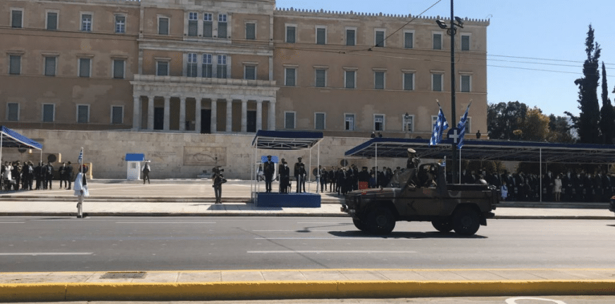 Μεγαλειώδης η στρατιωτική παρέλαση στο κέντρο της Αθήνας για την 25η Μαρτίου – Πρώτη εμφάνιση για τα Rafale