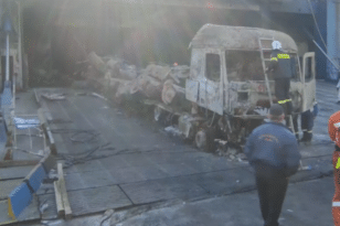 Euroferry Olympia: Απομακρύνθηκαν άλλα έξι φορτηγά από το καμένο πλοίο