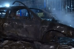 Ασπρόπυργος: Φωτιά σε μάντρα αυτοκινήτων μετά από έκρηξη σε υποσταθμό της ΔΕΗ ΒΙΝΤΕΟ