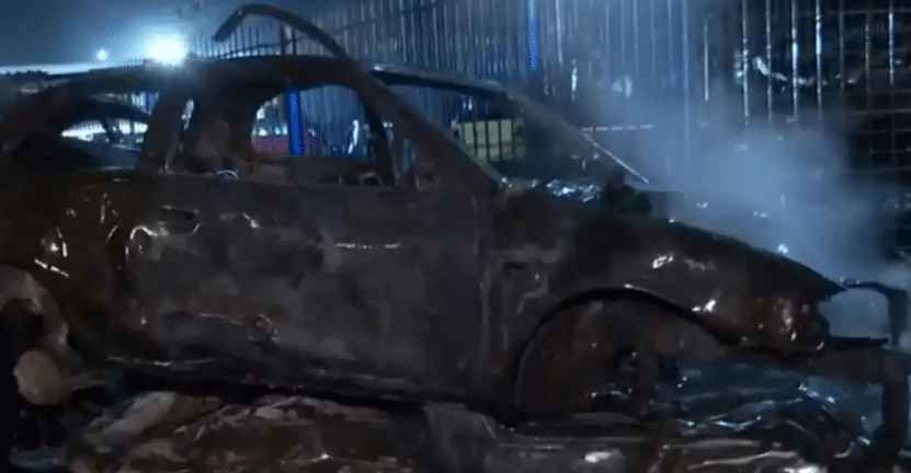 Ασπρόπυργος: Φωτιά σε μάντρα αυτοκινήτων μετά από έκρηξη σε υποσταθμό της ΔΕΗ ΒΙΝΤΕΟ