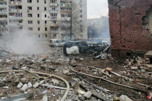 Πόλεμος στην Ουκρανία: Πέντε πτώματα βρέθηκαν κάτω από χαλάσματα βομβαρδισμένου κοιτώνα στο Τσερνίχιβ