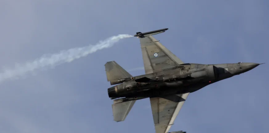 Νέες υπερπτήσεις τουρκικών F-16 πάνω από πέντε ελληνικά νησιά
