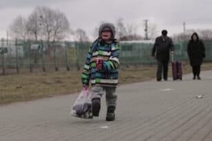 Ουκρανία: Το μικρό αγόρι που ράγισε τις καρδιές μας - Ξεσπά σε λυγμούς καθώς περνά τα σύνορα - ΒΙΝΤΕΟ