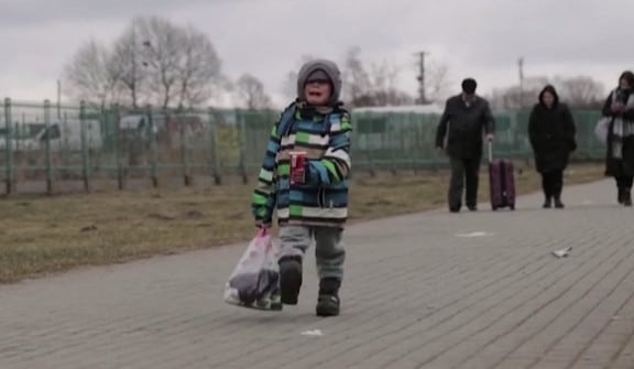 Ουκρανία: Το μικρό αγόρι που ράγισε τις καρδιές μας - Ξεσπά σε λυγμούς καθώς περνά τα σύνορα - ΒΙΝΤΕΟ