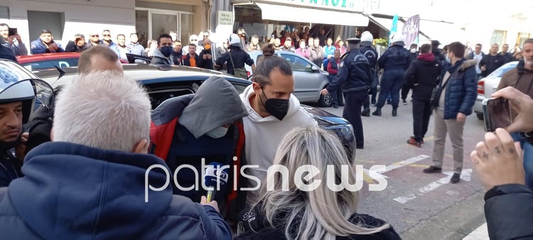 Δολοφονία στην Ανδραβίδα: Με κουκούλα και μάσκα στα δικαστήρια ο δράστης - ΦΩΤΟ - ΒΙΝΤΕΟ
