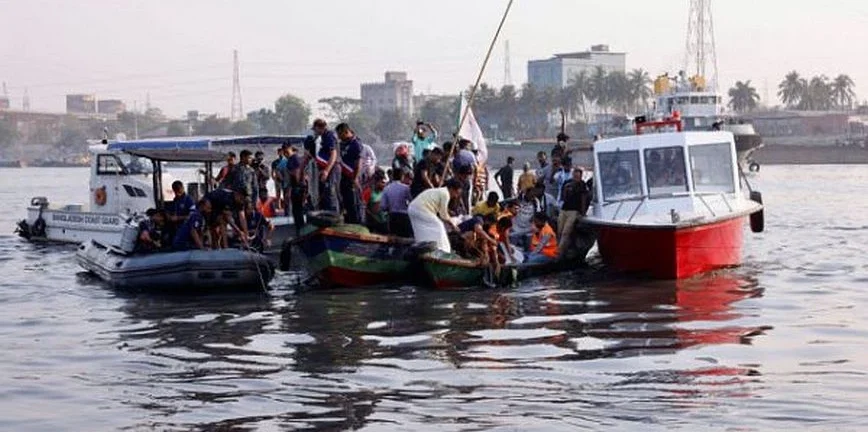 Τουλάχιστον 5 νεκροί και δεκάδες αγνοούμενοι από σύγκρουση πλοίων σε ποταμό στο Μπαγκλαντές