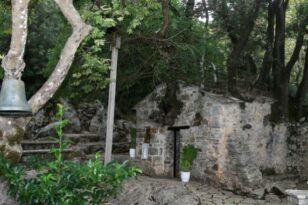 Το πιο περίεργο εκκλησάκι του κόσμου βρίσκεται στην Ελλάδα και έχει μπει στο βιβλίο Γκίνες