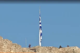 25η Μαρτίου: Η έπαρση της σημαίας στον Ιερό Βράχο της Ακρόπολης