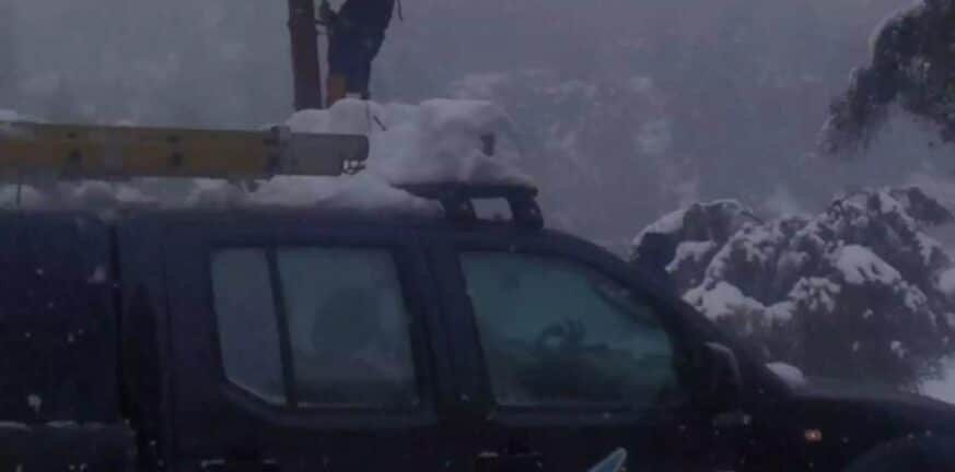 Κακοκαιρία Φίλιππος – Εύβοια: Διακοπές ρεύματος από χιονοθύελλα που έριξε δέντρα πάνω σε καλώδια της ΔΕΗ