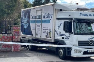 Φορτηγό έριξε την είσοδο της ρωσικής πρεσβείας στο Δουβλίνο ΒΙΝΤΕΟ