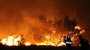 Ζάκυνθος: Σε εξέλιξη δύο δασικές πυρκαγιές - Έντονη ανησυχία για τους ισχυρούς ανέμους ΦΩΤΟ - ΒΙΝΤΕΟ