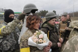 Ουκρανία - Γάμος στα χαρακώματα: Με παραλλαγή αντί νυφικού και κράνη αντί στεφάνων ΦΩΤΟ