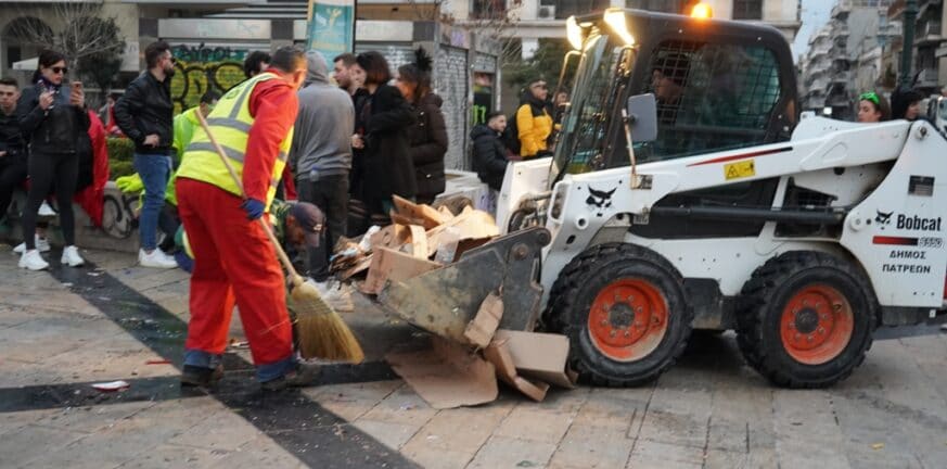 Πατρινό Καρναβάλι τέλος: Η πόλη «αστράφτει» - Νυχθημερόν εργασία από τους δημοτικούς υπαλλήλους - ΦΩΤΟ