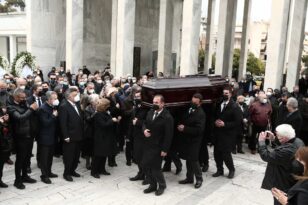 Κηδεύτηκε ο Δημήτρης Τσοβόλας - Πλήθος κόσμου στο Α' Νεκροταφείο Αθηνών
