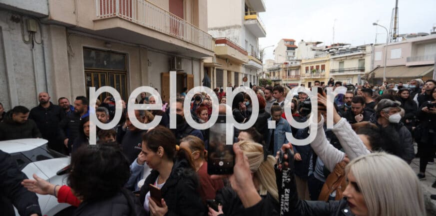 Πάτρα: Εξοργισμένο πλήθος στο σπίτι της Ρούλας: «Βγείτε έξω...» ΦΩΤΟ - ΒΙΝΤΕΟ