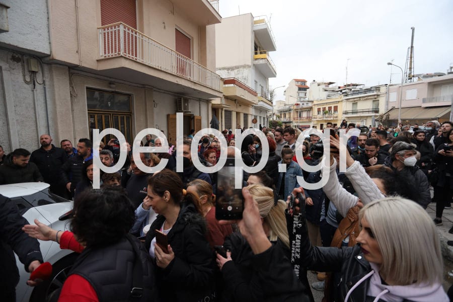 Πάτρα: Πλήθος κόσμου έξω από το σπίτι της Ρούλας Πισπιρίγκου - ΦΩΤΟ