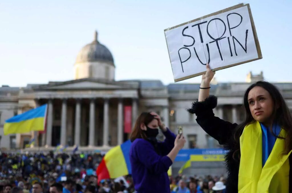 Πόλεμος στην Ουκρανία: Χιλιάδες διαδηλωτές κατέκλυσαν το Λονδίνο – «Σταματήστε τον Πούτιν»