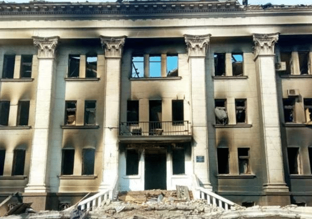 Ουκρανία: Περίπου 300 νεκροί στα ερείπια του βομβαρδισμένου θεάτρου στη Μαριούπολη