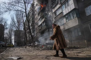 Πόλεμος στην Ουκρανία: «Οι Ρώσοι ετοιμάζουν επιχείρηση αλεξιπτωτιστών στη Μαριούπολη»