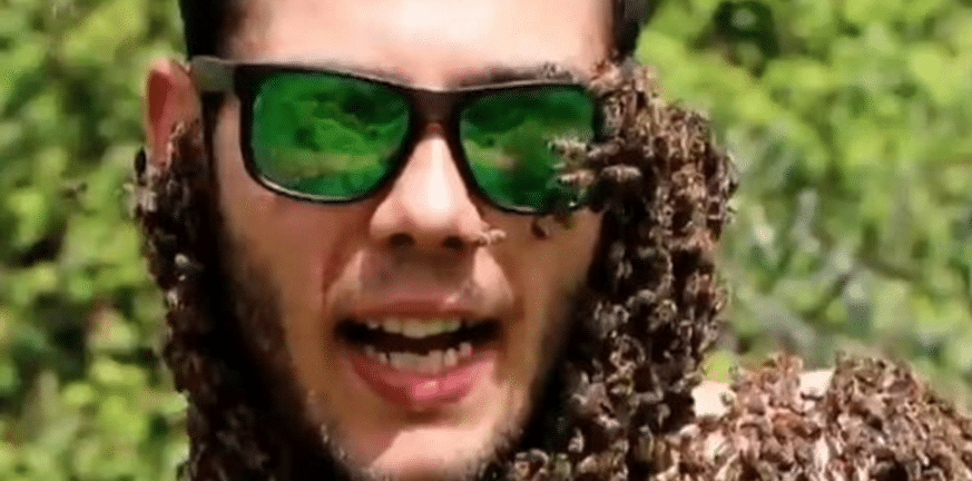 Αγρίνιο: Viral νεαρός μελισσοκόμος με χιλιάδες μέλισσες να «αγκαλιάζουν» το κορμί του! - ΒΙΝΤΕΟ