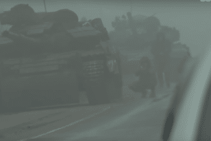 Στρατιώτες σημάδευαν αυτοκίνητα δημοσιογράφων που εγκαταλείπουν τη Μαριούπολη - ΒΙΝΤΕΟ