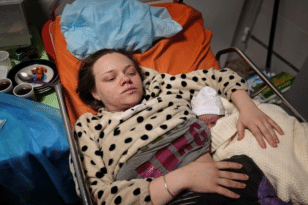 Μαριούπολη: Η έγκυος που κατηγορήθηκε ως ηθοποιός, αγκαλιά με το μωρό της – Την ονόμασε Βερόνικα