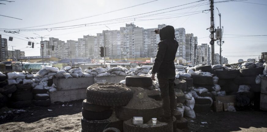 Πόλεμος στην Ουκρανία: Το Κίεβο οχυρώνεται και περιμένει - Μαίνονται οι μάχες και οι βομβαρδισμοί στα προάστια