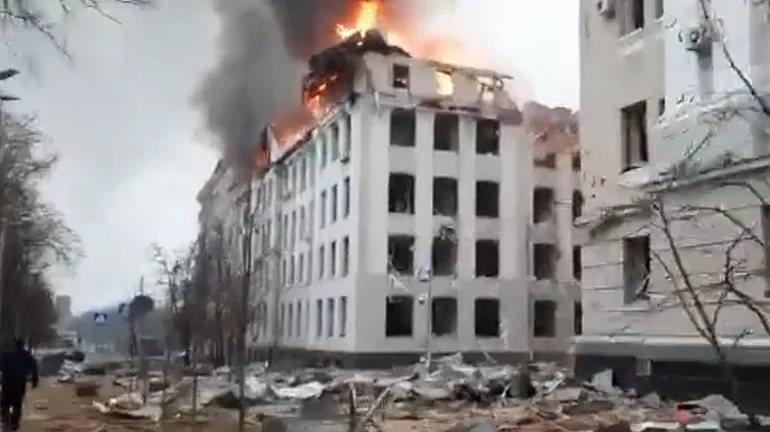 Πόλεμος στην Ουκρανία: Βομβαρδισμός στο Χάρκοβο - Αναφορές για πολλά θύματα