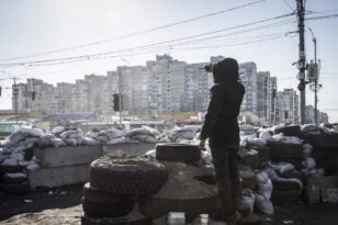 Πόλεμος στην Ουκρανία: Ρωσική μπότα στην ανατολική Μαριούπολη και σφοδρές οδομαχίες