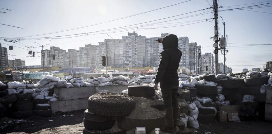Πόλεμος στην Ουκρανία: Ρωσική μπότα στην ανατολική Μαριούπολη και σφοδρές οδομαχίες