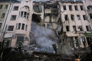 Πόλεμος στην Ουκρανία: Νέα έκρηξη σε πολυκατοικία στο Κίεβο - Χτυπήθηκε από συντρίμμια πυραύλου - Ένας νεκρός