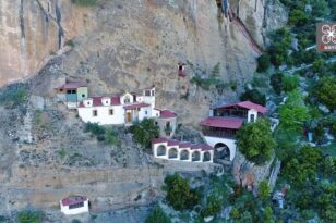Παναγία Καταφυγιώτισσα: Το άγνωστο πολεμικό καταφύγιο και «κάθετο» μοναστήρι στην Πελοπόννησο