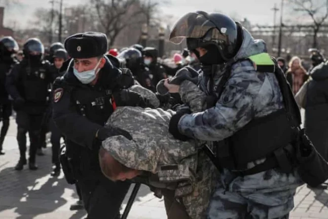 Πόλεμος Ουκρανία: Τουλάχιστον 5.000 πολίτες συνελήφθησαν στη Ρωσία για συμμετοχή σε διαδηλώσεις