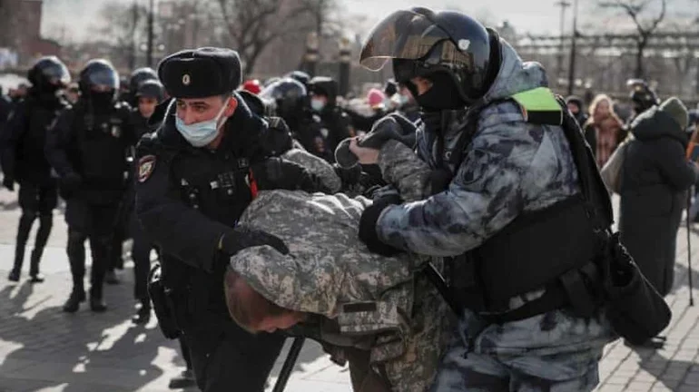 Πόλεμος Ουκρανία: Τουλάχιστον 5.000 πολίτες συνελήφθησαν στη Ρωσία για συμμετοχή σε διαδηλώσεις