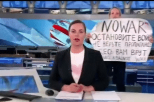 Συνελήφθη Ρωσίδα δημοσιογράφος - Εμφανίστηκε σε δελτίο ειδήσεων με πλακάτ κατά του πολέμου ΒΙΝΤΕΟ