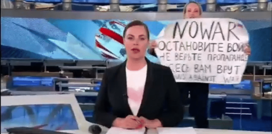 Παραιτήθηκε η Ρωσίδα δημοσιογράφος που βγήκε με αντιπολεμικό πλακάτ στο δελτίο