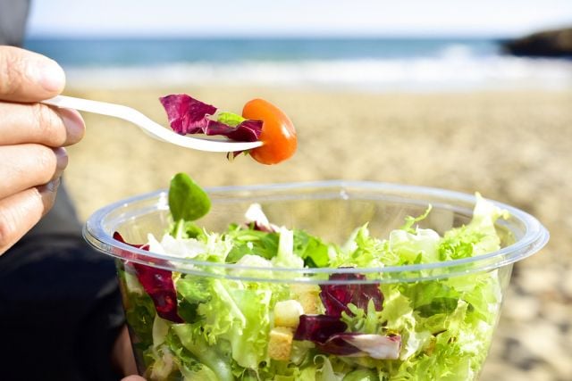 5 λάθος τρόφιμα που παίρνεις μαζί σου στην παραλία