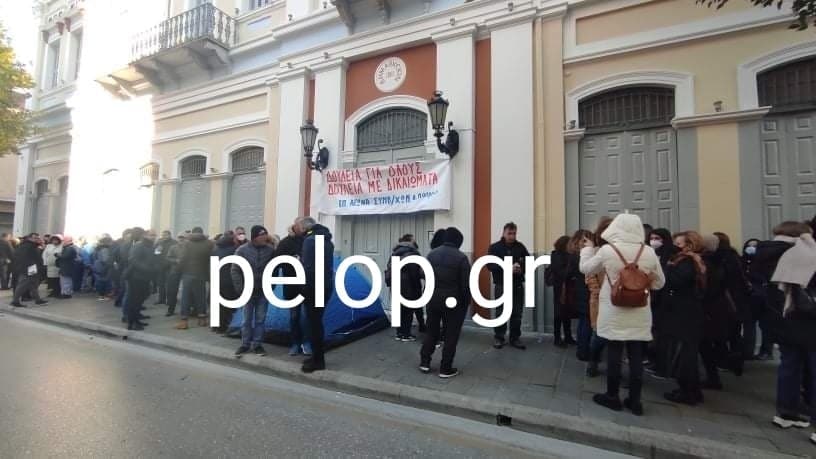 Πάτρα: Πρώην συμβασιούχοι έκλεισαν το Δημαρχείο - Δεν επιτρέπουν την είσοδο σε κανέναν ΝΕΟΤΕΡΑ -ΦΩΤΟ