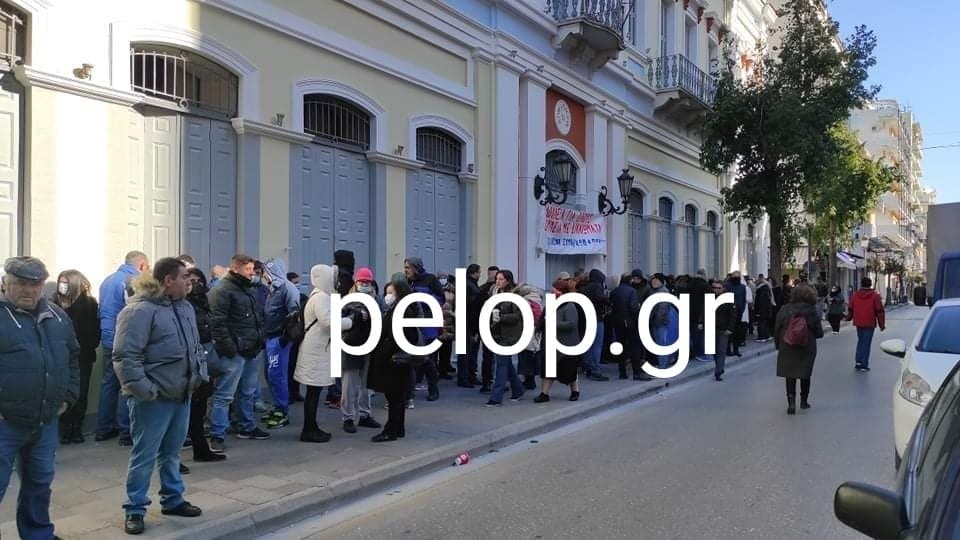 Πάτρα: Πρώην συμβασιούχοι έκλεισαν το Δημαρχείο - Δεν επιτρέπουν την είσοδο σε κανέναν ΝΕΟΤΕΡΑ -ΦΩΤΟ