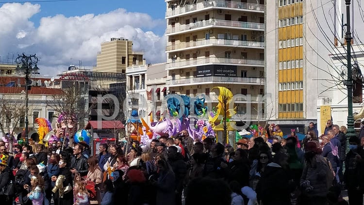 Πατρινό Καρναβάλι 2022: Κυριακή χωρίς παρέλαση αλλά με άρματα και Σοκολατοπόλεμο! ΦΩΤΟ - ΒΙΝΤΕΟ