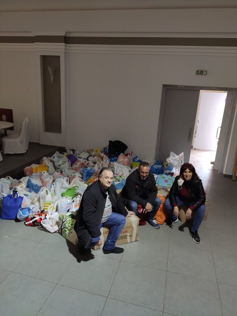 Αιγιάλεια: Οι μαθητές δίπλα στα παιδιά της Ουκρανίας με 5.000 κιλά αγαθών