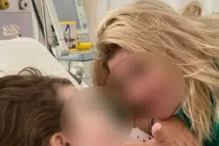 Δημοσίευμα της Daily Mail για Πισπιρίγκου: «Μητέρα χαμογελά δίπλα στο παιδί της πριν του δώσει θανατηφόρα δόση κεταμίνης»