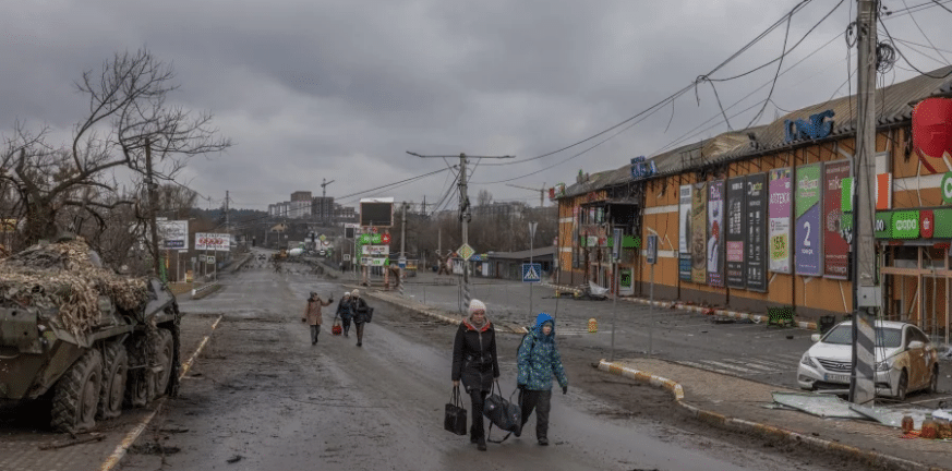 Πόλεμος στην Ουκρανία: Πληροφορίες για χτύπημα αμάχων στην Μαριούπολη από το νεοναζιστικό τάγμα Αζόφ